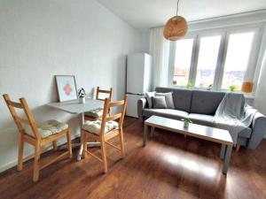 salon z kanapą i stołem w obiekcie Apartament Plaża Zachodnia - 400 m do morza w Kołobrzegu +20 zdjęć