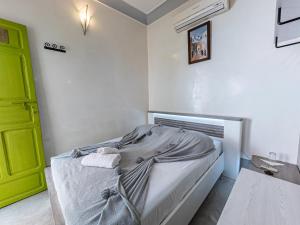 1 dormitorio con cama y puerta verde en Riad Minorisa, en Marrakech