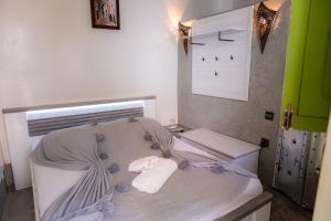 - une petite chambre avec un lit et deux oreillers dans l'établissement Riad Minorisa, à Marrakech