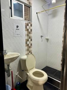 uma casa de banho com um WC e um lavatório em Departamento amoblado en Kennedy central em Bogotá