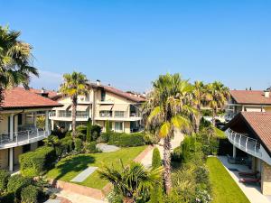 an aerial view of the courtyard of a resort with palm trees at Casa di Alex | Sirmione in Sirmione
