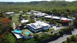 an aerial view of a large house with a swimming pool at Hôtel Le Soleil Levant in Capesterre