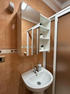 ラスパルマス・デ・グランカナリアにあるSweet home no.7のバスルーム(洗面台、鏡付)