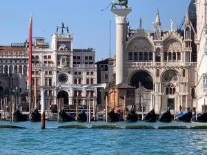 un gruppo di barche in acqua di fronte a un edificio di Lovenice Center Royalclass a Venezia