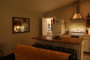 uma cozinha com uma mesa e um frigorífico em Charming Garden Apartment em University Place