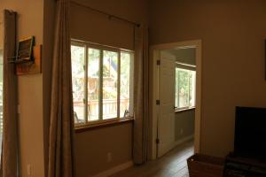 Gallery image of Charming Garden Apartment in University Place