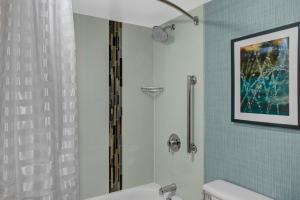 Un baño con ducha y un inodoro blanco. en Candlewood Suites - Cincinnati Northeast - Mason by IHG, en Mason