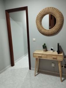 Un espejo y una mesa de madera en una habitación. en O Loureiro - Grupo Arcanos, en Caldas de Reis 4 fotos más