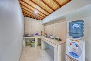 une cuisine avec un refroidisseur d'eau dans une pièce dans l'établissement Asoka Bungalows, à Nusa Penida