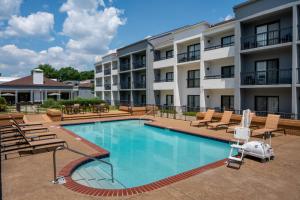 a swimming pool in front of a apartment building at Courtyard by Marriott Memphis East/Park Avenue in Memphis