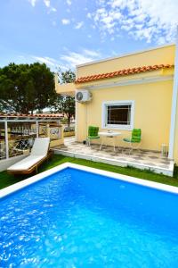 Πισίνα στο ή κοντά στο Villa Filoxenia all seasons, near airport, sea, Athens