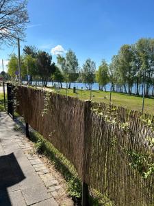 una cerca frente a un parque con un campo en Apartament przy plaży Marlina, en Niewiesze