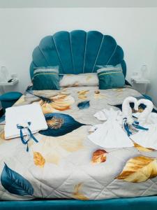Кровать или кровати в номере Alex’s Home