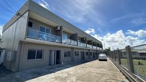 een gebouw waar een auto voor geparkeerd staat bij Easy Apt in Suva
