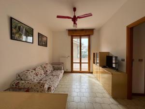 - un salon avec un canapé et un ventilateur de plafond dans l'établissement Igea vacanza, à Bellaria-Igea Marina