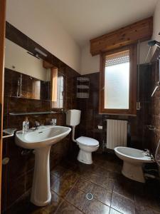 La salle de bains est pourvue d'un lavabo et de toilettes. dans l'établissement Igea vacanza, à Bellaria-Igea Marina