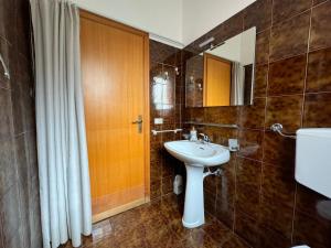 La salle de bains est pourvue d'un lavabo et d'un miroir. dans l'établissement Igea vacanza, à Bellaria-Igea Marina