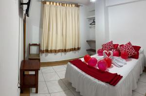 阿塔卡梅斯的住宿－HOTEL PAL-MAR，一间卧室配有一张带气球的床。