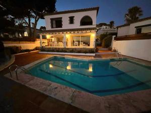 uma grande piscina em frente a uma casa em COSTA BRAVA SUITES VILLA Cala Jonca em Sant Feliu de Guixols