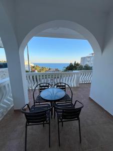d'une terrasse avec une table et des chaises sur un balcon. dans l'établissement Regatta Inn, à Ulcinj