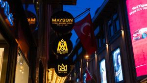 een straat met borden aan de zijkant van een gebouw bij Mas Suites Nisantasi in Istanbul