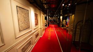 イスタンブールにあるMas Suites Nisantasiの赤い床の廊下の赤い絨毯