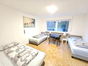 ブラウシュタインにあるWohnreich Blaustein Mitte -1B- 2er WGのベッド2台とデスクが備わる客室です。