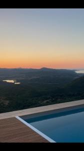 een zwembad op een terras met uitzicht op de oceaan bij Villa Padula in Olmeta-di-Tuda