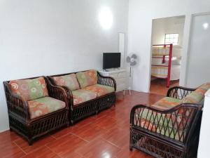 Sala de estar con 2 sofás y TV en La casa 19 en Cancún