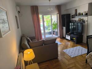 TV a/nebo společenská místnost v ubytování Luc 75 kvadrata stan sa dve spavce sobe + 3 fotografie
