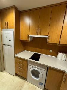 馬德里的住宿－Hotelly Atocha，厨房配有洗衣机和洗碗机。