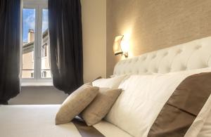 A bed or beds in a room at Navona Living Rome