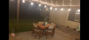 una mesa y sillas en un patio por la noche en Donner drive, en Lodi