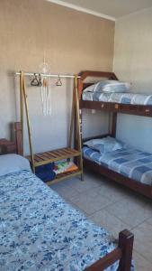 Krevet ili kreveti na sprat u jedinici u okviru objekta Bella Praia apartamento Estrela do mar