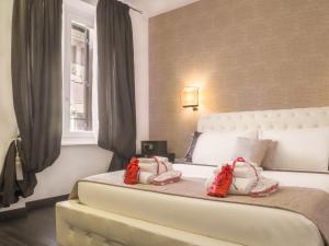 A bed or beds in a room at Navona Living Rome