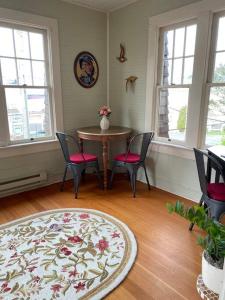 uma sala de estar com uma mesa e cadeiras e um tapete em Historic Downtown Riverview Flat, No 3 em Astoria