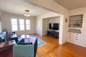 Μια τηλεόραση ή/και κέντρο ψυχαγωγίας στο Historic Downtown Flat, #3