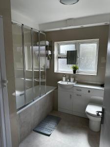 牛津的住宿－Well Sleep Bedroom，带淋浴、卫生间和盥洗盆的浴室