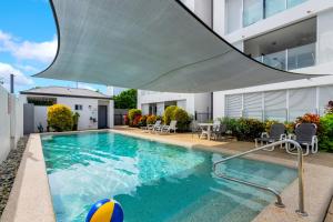 Bazén v ubytování 'Eclipse' A Poolside Family Escape in the CBD nebo v jeho okolí
