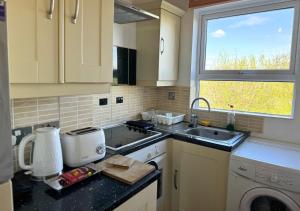 A kitchen or kitchenette at Relaxing Getaway For Families With Free Parking