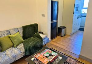 - un salon avec un canapé et une table dans l'établissement Relaxing Getaway For Families With Free Parking, à Liverpool