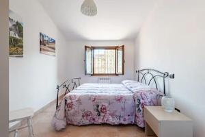 1 dormitorio con 1 cama con colcha rosa en La mansardina di nonno Biagio, en Bastia Umbra