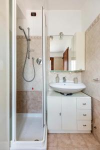 een badkamer met een douche en een wastafel bij La mansardina di nonno Biagio in Bastia Umbra