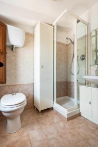 een badkamer met een toilet, een douche en een wastafel bij La mansardina di nonno Biagio in Bastia Umbra