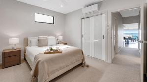 Postel nebo postele na pokoji v ubytování White Sails 1 - Overlooking Convent Beach + 6 fotografií