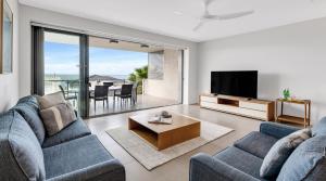 TV a/nebo společenská místnost v ubytování White Sails 1 - Overlooking Convent Beach