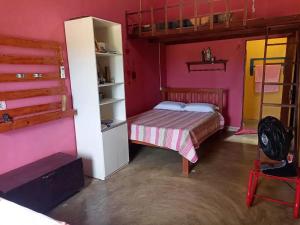 São MamedeEco Pousada Tigipió的粉红色客房内的一间卧室,配有一张床 更多56张照片