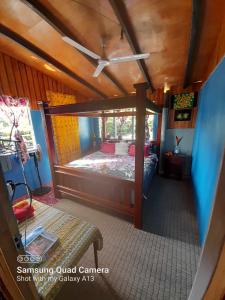 ein Schlafzimmer mit einem großen Bett in einem Haus in der Unterkunft AerowView Home Retreat in Matei