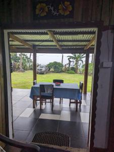 eine Terrasse mit einem Tisch und Stühlen auf einer Veranda in der Unterkunft AerowView Home Retreat in Matei