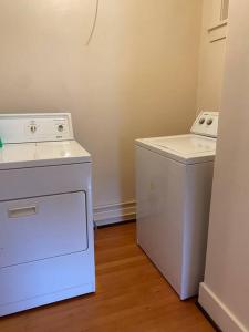 uma lavandaria com máquina de lavar e secar roupa em Historic Downtown Riverview Flat, No. 4 em Astoria